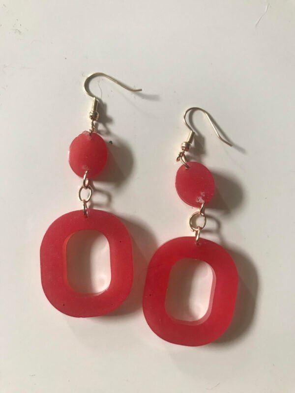 boucles d'oreilles en résine rouge en forme d'anneau